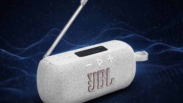 JBL lança no Brasil sua nova caixa com rádio FM e proteção contra água