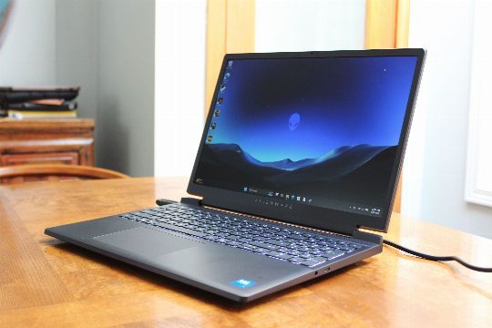 Alienware 15 Gaming Laptop Review: Hedging Its Bets
