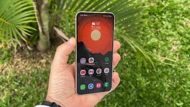 Galaxy S23 apresenta linhas verdes ou rosas na tela após One UI 8.5