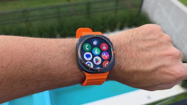Gemini ganha novo visual nos Galaxy Watch com animação colorida e efeito brilhante