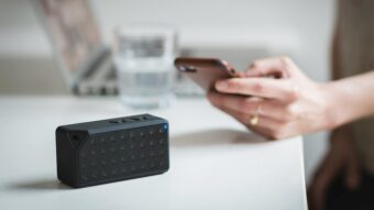 Avião dá meia volta por causa de caixinha Bluetooth com nome suspeito