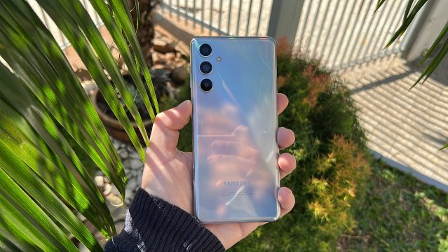 Galaxy M54 começa a receber One UI 8.5 com Android 16