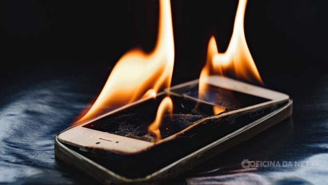 Celular com bateria inchada explode durante conserto e fere técnico em Goiás; veja o vídeo